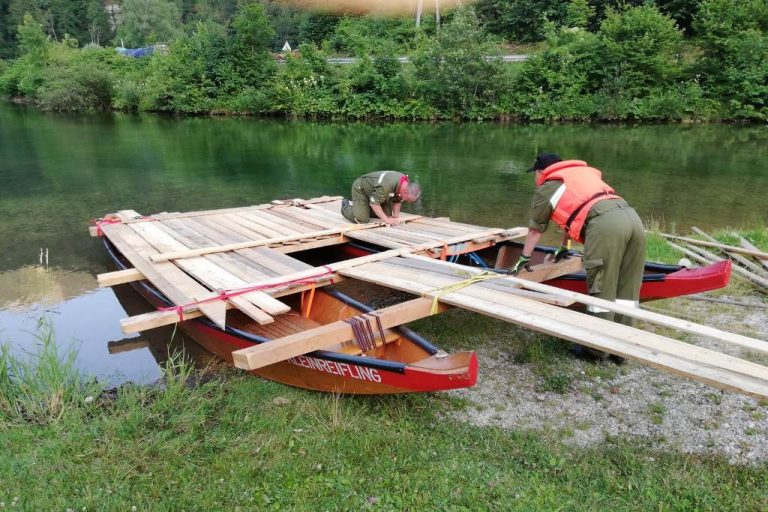 Monatsübung mit Bau eines Zillen-Katamarans