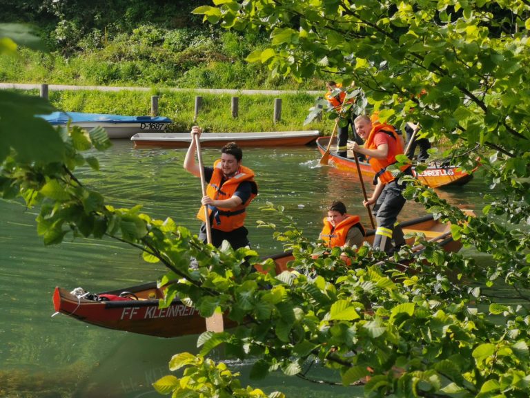 Wasserdienstübung mit A-Boot und Zillen