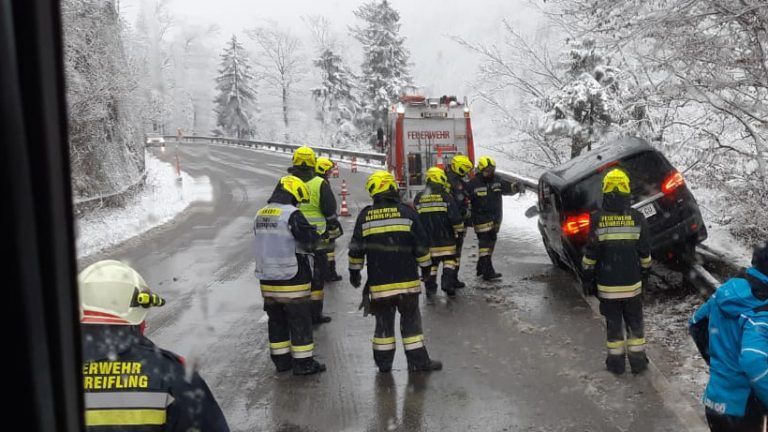 Aufräumarbeiten nach Verkehrsunfall