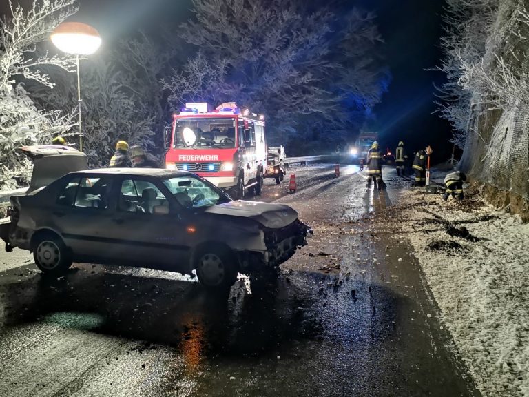 Aufräumarbeiten nach Verkehrsunfall